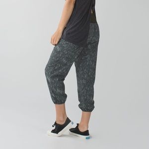 lululemon Om Pant, size 4, in white and gator green in great condition